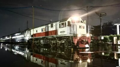 kai-daop-4-semarang-pulihkan-jalur-rel-terdampak-banjir,-kereta-api-gumarang-jadi-yang-pertama-melintas