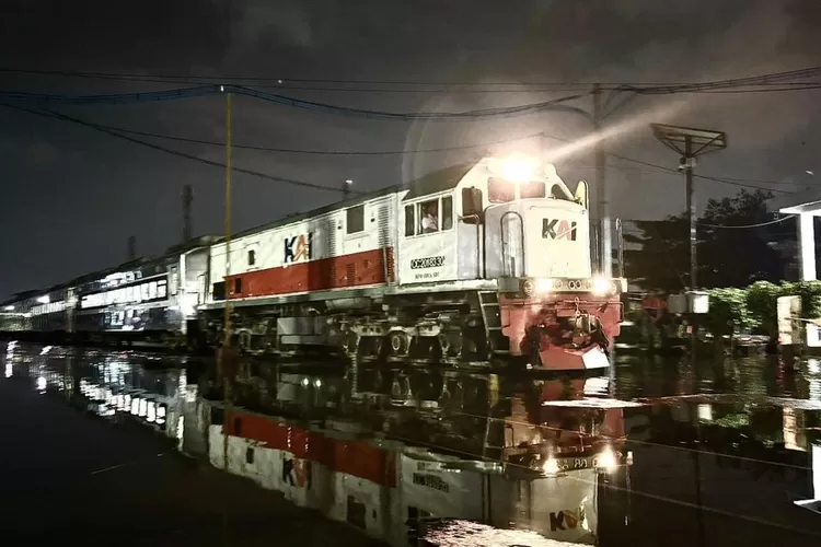 kai-daop-4-semarang-pulihkan-jalur-rel-terdampak-banjir,-kereta-api-gumarang-jadi-yang-pertama-melintas