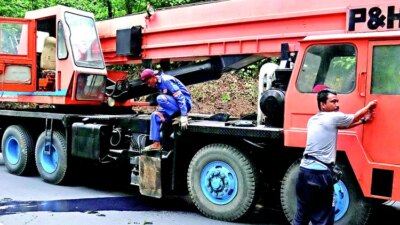 truk-fuso-terjun-ke-jurang-10-meter-di-jalur-gumitir,-evakuasi-gagal-karena-crane-rusak!