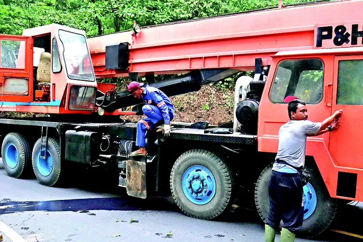 truk-fuso-terjun-ke-jurang-10-meter-di-jalur-gumitir,-evakuasi-gagal-karena-crane-rusak!