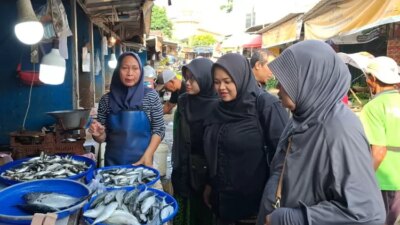 cegah-ikan-berformalin!-dinas-perikanan-banyuwangi-gencarkan-program-‘jitu-kanan’-di-pasar-tradisional
