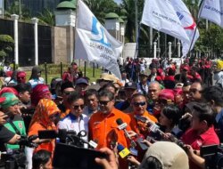 Demo Buruh Kepung JCC Senayan! Tuntut Kenaikan Upah 2025 dan Hapus Outsourcing, KSPI Ancam Mogok Nasional