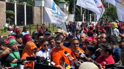 demo-buruh-kepung-jcc-senayan!-tuntut-kenaikan-upah-2025-dan-hapus-outsourcing,-kspi-ancam-mogok-nasional