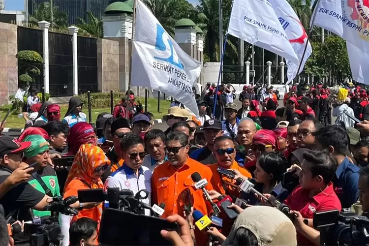 demo-buruh-kepung-jcc-senayan!-tuntut-kenaikan-upah-2025-dan-hapus-outsourcing,-kspi-ancam-mogok-nasional