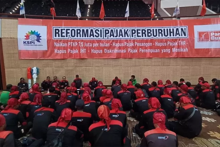 jcc-senayan-dikepung-ribuan-buruh!-tuntut-kenaikan-upah-2026-dan-cabut-aturan-outsourcing