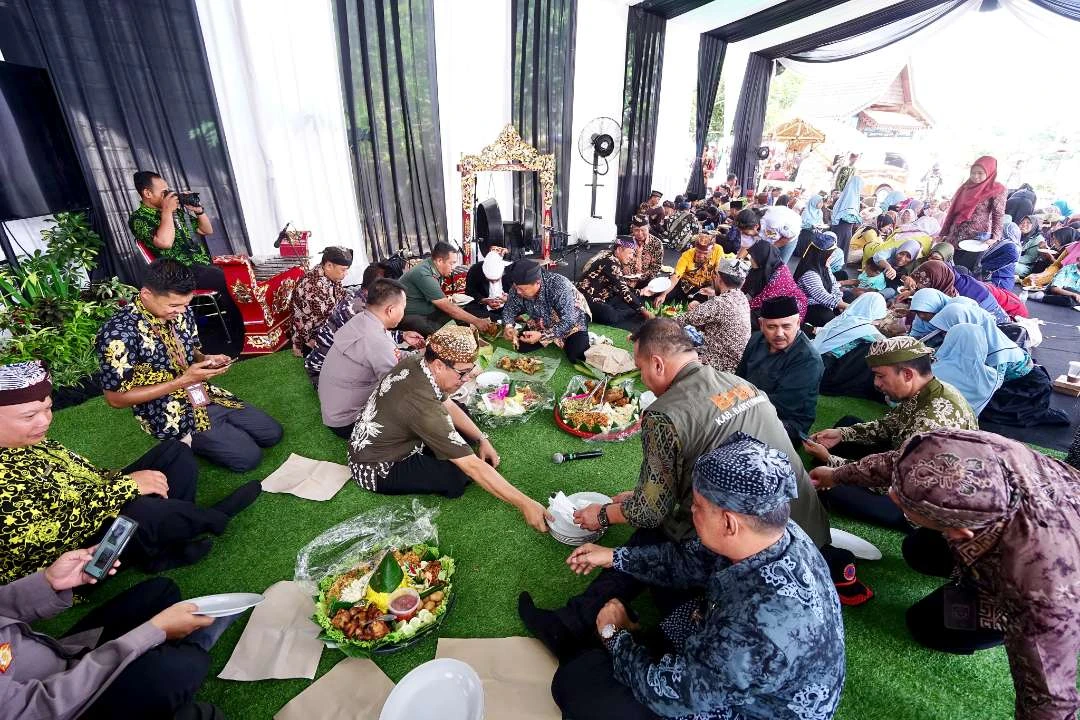 menjelang-musim-tanam,-petani-di-banyuwangi-gelar-ritual-bubak-bumi-sebagai-wujud-syukur-dan-doa