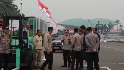 ribuan-buruh-dan-guru-madrasah-turun-ke-jalan-di-jakarta,-jalan-macet-parah,-tuntutan-upah-dan-pppk-menggema