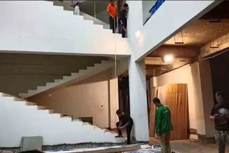 tragedi-di-ponpes-dalwa-pasuruan:-belasan-santri-terjatuh-dari-tangga,-satu-tewas