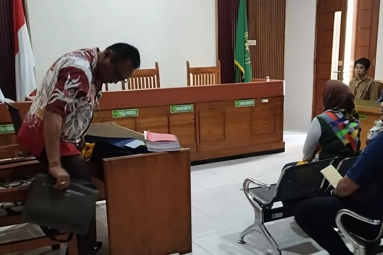 sidang-kasus-rudapaksa-siswi-mi-kalibaru:-ahli-kejiwaan-kembali-dihadirkan-di-pn-banyuwangi