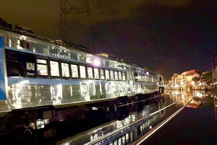 setelah-banjir-surut,-jalur-kereta-api-semarang–alastua-kembali-dibuka-untuk-ka-pandalungan-dan-blambangan-ekspres