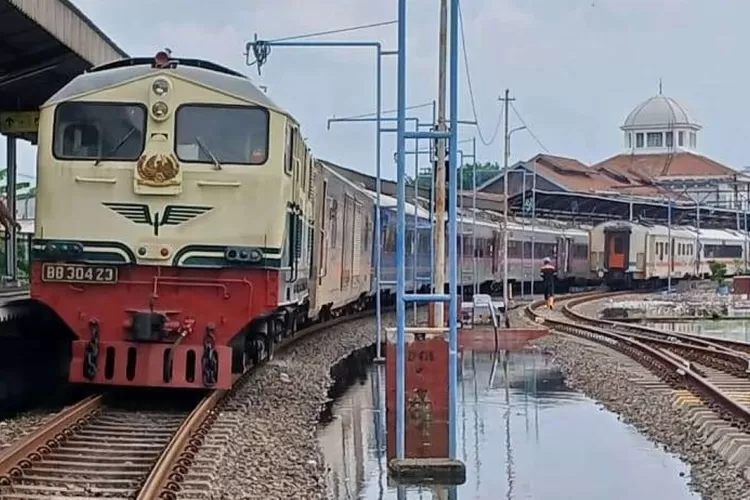kai-pulihkan-jalur-rel-semarang-tawang–alastua-pasca-banjir,-operasional-kereta-api-kembali-bertahap