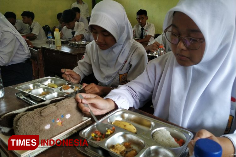 curhat-lewat-sobekan-kertas,-siswa-jateng-minta-mbg-ayam-geprek-dan-susu-cokelat-ke-pak-prabowo-–-times-banyuwangi