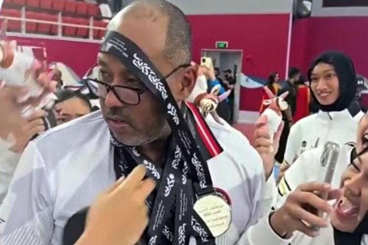 pelatih-timnas-u-18-terharu,-pemain-voli-ucap-terima-kasih-dengan-pengalungan-medali-perak-ayg-–-times-banyuwangi