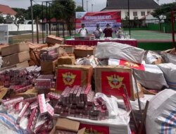 Kejari Banyuwangi Musnahkan 558 Ribu Batang Rokok Ilegal dan Ribuan Botol Miras