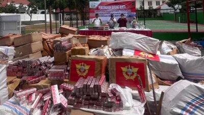 kejari-banyuwangi-musnahkan-558-ribu-batang-rokok-ilegal-dan-ribuan-botol-miras