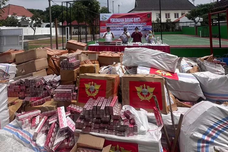 kejari-banyuwangi-musnahkan-558-ribu-batang-rokok-ilegal-dan-ribuan-botol-miras