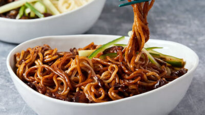 sejarah-dan-resep-jjajangmyeon,-mi-hitam-ala-korea-–-times-banyuwangi