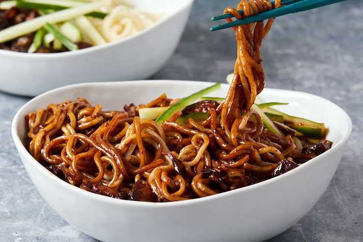 sejarah-dan-resep-jjajangmyeon,-mi-hitam-ala-korea-–-times-banyuwangi