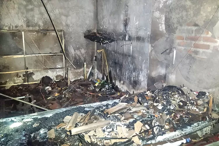 ruko-di-muncar-ludes-terbakar-tengah-malam!-diduga-korsleting-listrik,-kerugian-capai-rp-50-juta