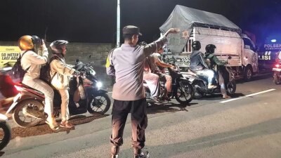 pikap-jeruk-oleng-dan-ditabrak-innova-di-banyuwangi!-muatan-berhamburan,-kerugian-capai-rp-60-juta