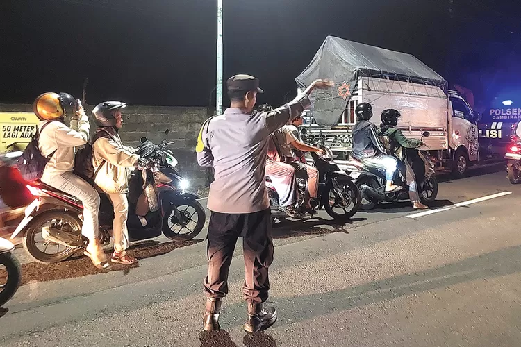 pikap-jeruk-oleng-dan-ditabrak-innova-di-banyuwangi!-muatan-berhamburan,-kerugian-capai-rp-60-juta