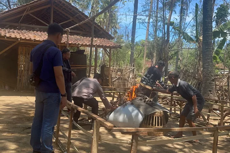 gerebek-arena-sabung-ayam-di-kalipuro!-polisi-temukan-barang-bukti-dan-langsung-musnahkan-di-tempat