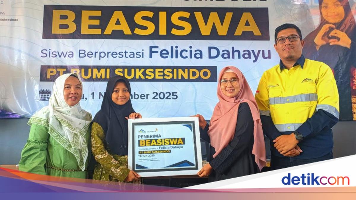 pt-bsi-beri-beasiswa-ke-pelajar-banyuwangi-peraih-emas-di-korea-selatan