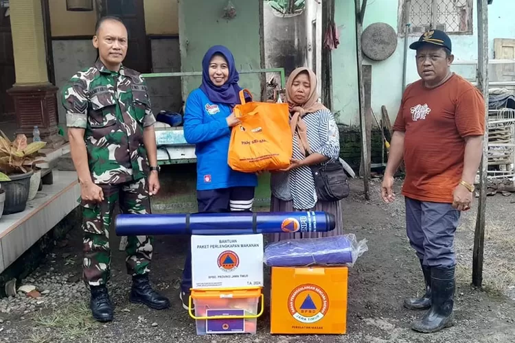dapur-rumah-warga-srono-ambruk-diterjang-hujan-deras,-bpbd-banyuwangi-turun-tangan-beri-bantuan!