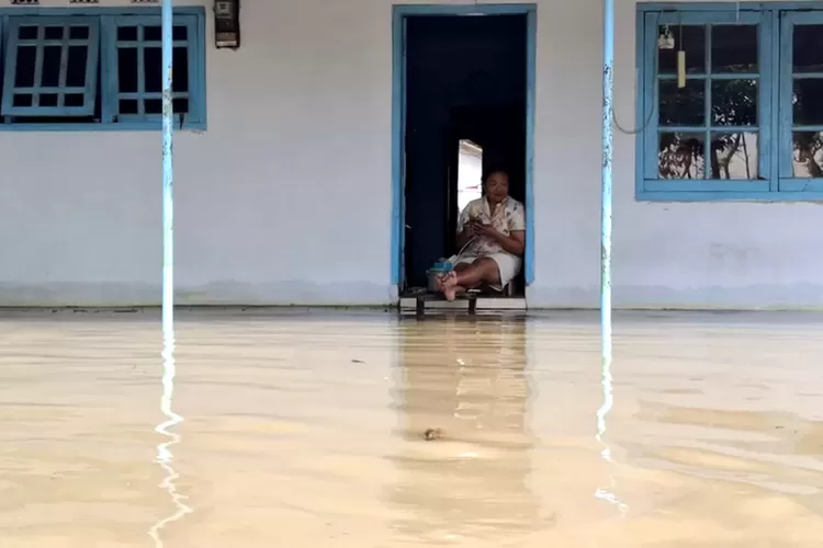 banjir-terparah-dalam-15-tahun!-ribuan-rumah-di-lumajang-terendam,-warga-panik-saat-air-masuk-usai-salat-subuh!