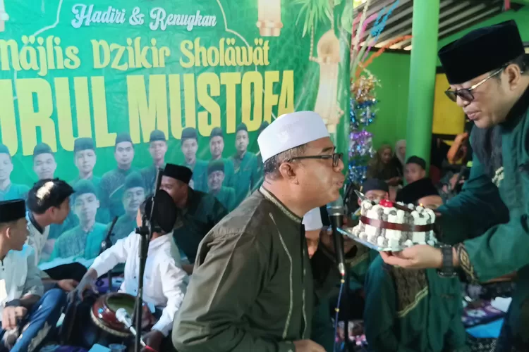 alumni-haji-kbihu-sabilillah-peringati-maulid-nabi-dengan-sholawat-dan-kue-tart
