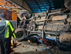 Dini Hari Mencekam! Pikap Nyelonong Tabrak Rumah Warga Kalibaru, Suara Benturan Gegerkan Desa Kajarharjo