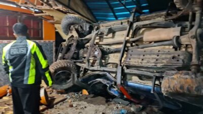 dini-hari-mencekam!-pikap-nyelonong-tabrak-rumah-warga-kalibaru,-suara-benturan-gegerkan-desa-kajarharjo