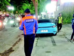 Porsche Mewah Parkir di Trotoar Banyuwangi Bikin Heboh! Petugas Dishub Langsung Bertindak