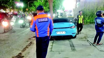 porsche-mewah-parkir-di-trotoar-banyuwangi-bikin-heboh!-petugas-dishub-langsung-bertindak