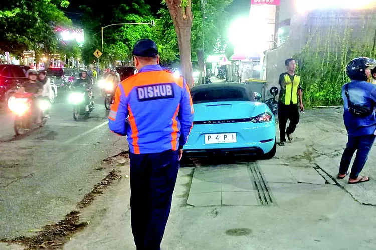 porsche-mewah-parkir-di-trotoar-banyuwangi-bikin-heboh!-petugas-dishub-langsung-bertindak