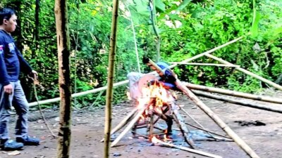 polisi-gerebek-arena-sabung-ayam-di-cluring!-warga-resah,-barang-bukti-langsung-dibakar-di-tempat