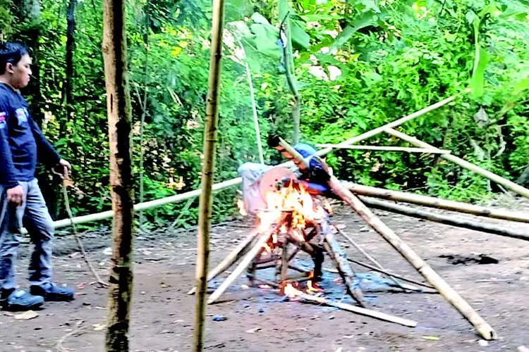 polisi-gerebek-arena-sabung-ayam-di-cluring!-warga-resah,-barang-bukti-langsung-dibakar-di-tempat