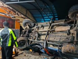 Mobil Pick Up Tabrak Rumah Warga di Kalibaru, Sopir Alami Luka Ringan