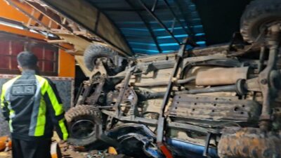 mobil-pick-up-tabrak-rumah-warga-di-kalibaru,-sopir-alami-luka-ringan