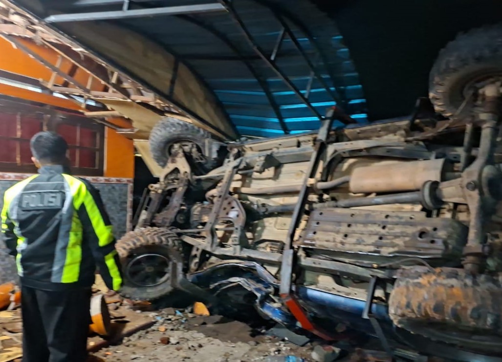 mobil-pick-up-tabrak-rumah-warga-di-kalibaru,-sopir-alami-luka-ringan