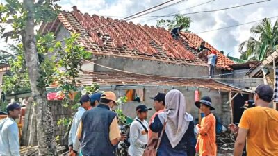 puting-beliung-mengamuk-di-banyuwangi!-25-rumah-warga-rusak-diterjang-angin-kencang-di-siliragung