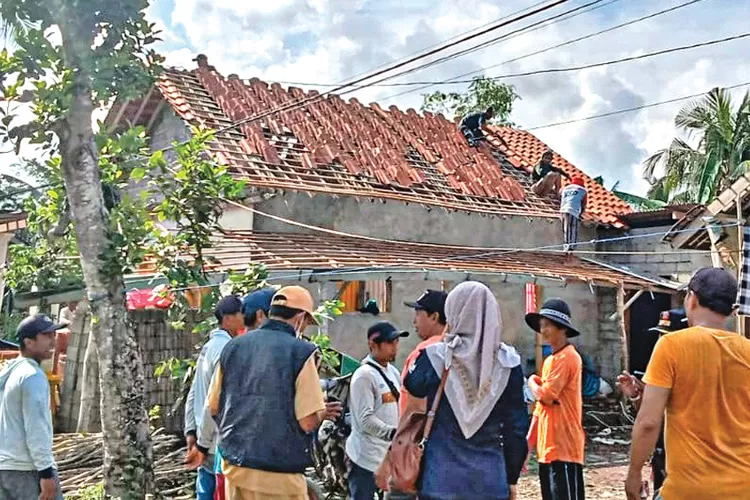 puting-beliung-mengamuk-di-banyuwangi!-25-rumah-warga-rusak-diterjang-angin-kencang-di-siliragung