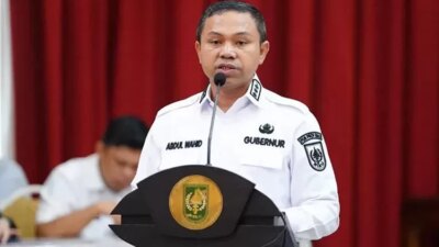 breaking-news!-kpk-tangkap-gubernur-riau-abdul-wahid-dalam-ott-di-dinas-pupr,-10-orang-diamankan