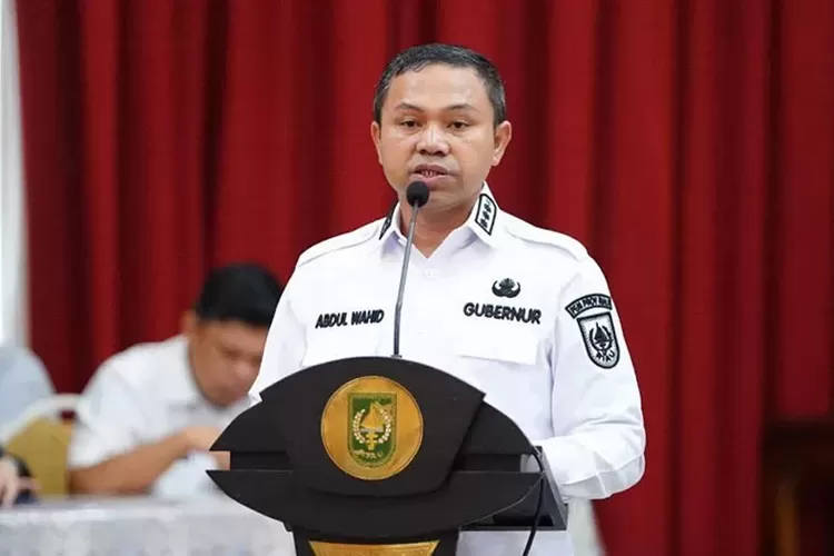breaking-news!-kpk-tangkap-gubernur-riau-abdul-wahid-dalam-ott-di-dinas-pupr,-10-orang-diamankan