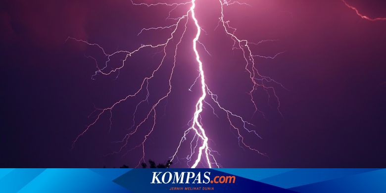 bermain-dengan-cucu-di-dalam-rumah,-nenek-di-banyuwangi-tewas-tersambar-petir