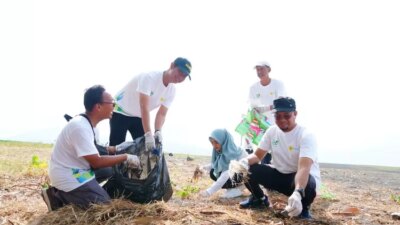 peringati-hln-ke-80,-pln-up3-banyuwangi-gelar-jalan-sehat-dan-aksi-peduli-lingkungan-di-pantai-boom