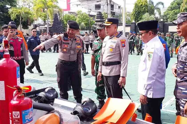 jelang-musim-hujan,-polresta-banyuwangi-gelar-apel-siaga-bencana-hidrometeorologi:-siap-lindungi-warga-dari-banjir-dan-longsor