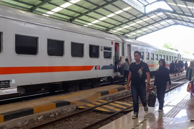 mulai-1-desember!-kai-daop-9-jember-ubah-jadwal-kereta,-pemesanan-tiket-desember-sementara-ditutup