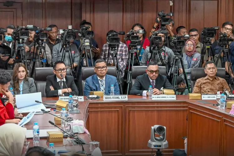 mkd-dpr-ri-jatuhkan-sanksi-etik,-ini-daftar-lengkap-lima-anggota-dpr-yang-disidang