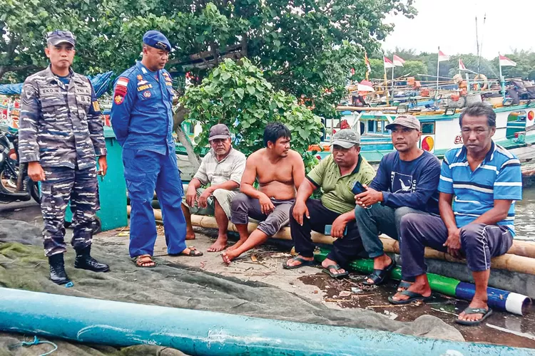 dihantam-ombak-dahsyat!-kapal-nelayan-titis-jaya-karam-di-teluk-biru,-dua-abk-selamat-dari-maut!
